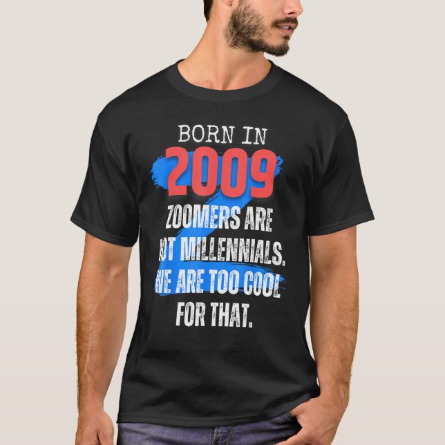 Zoomer Gen Z Född 2009 Humor Sarcasm  Män och K T Shirt (Framsida)