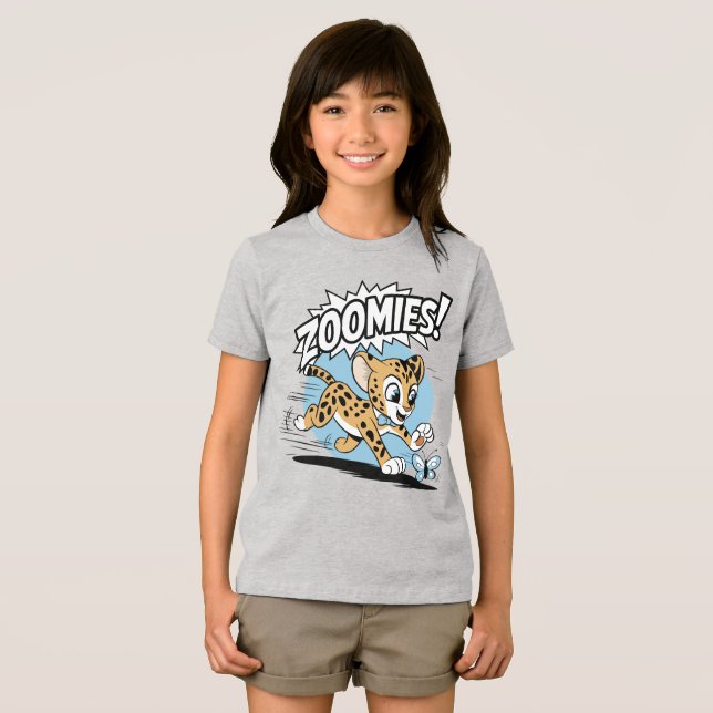 Zoomies - Cheetah Chasing a Butterfly T Shirt (Framsida Full)