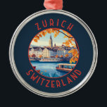 Züch Schweiz Retro Distress Circle Julgransprydnad Metall<br><div class="desc">Färgdesign för Zurich-retrovektor. De piklika körfälten i det centrala Altstadt-området (den gamla staden) på båda sidor av Limmatfloden återspeglar dess förmedeltida historia.</div>