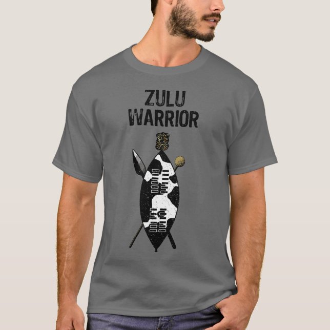 Zulu Warrior Shield Spear Knobkerrie Afrika T-Shi T Shirt (Framsida)
