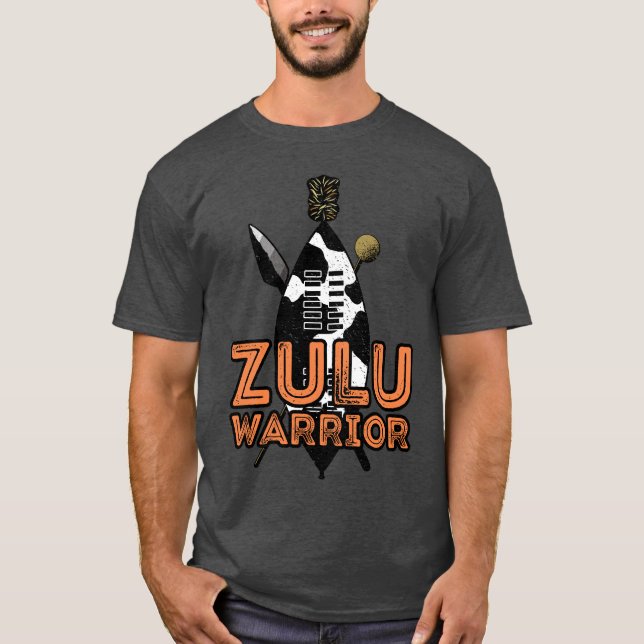 Zulu Warrior Shield Spear Knobkerrie Afrika  T Shirt (Framsida)