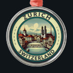 Zürich Schweiz Illustration Travel Art Badge Julgransprydnad Metall<br><div class="desc">Färgdesign för Zurich-retrovektor. De piklika körfälten i det centrala Altstadt-området (den gamla staden) på båda sidor av Limmatfloden återspeglar dess förmedeltida historia.</div>