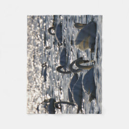 Zwanen in een groep op het water met glinsterend z fleecefilt